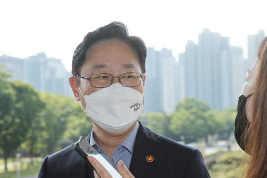 28일 박범계 법무부 장관이 정부과천청사 법무부로 출근하는 과정에서 취재진의 질문에 답하고 있다. 연합뉴스.